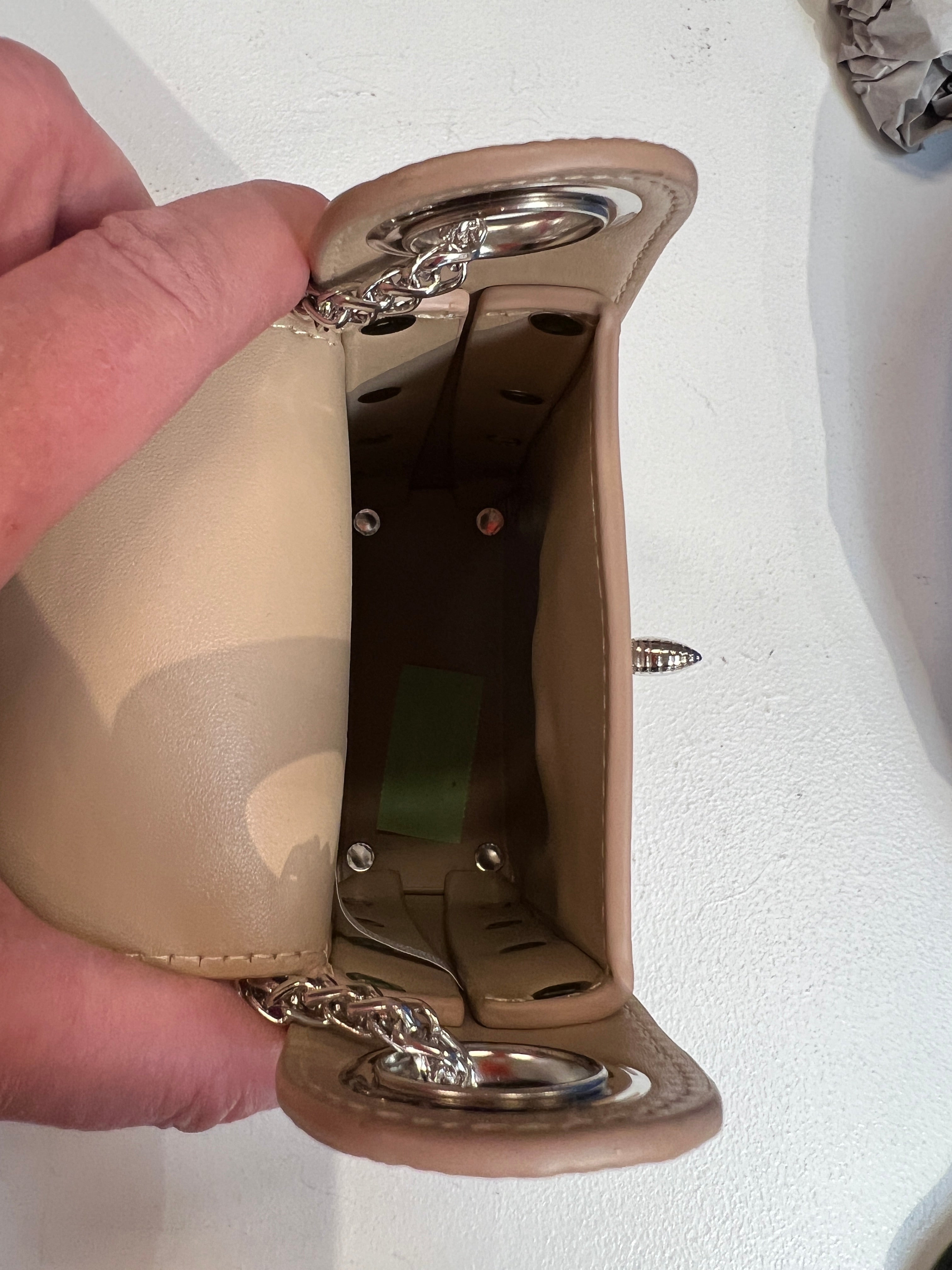 Layla - Cool liten väska med silverkedja och bi-försegling